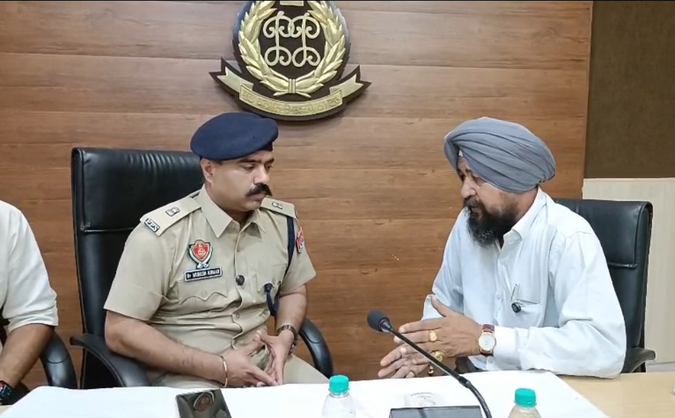 Firing on police team which went to catch drug smuggler, smuggler injured in retaliation - SP Dr. Mukesh Kumar gave information.